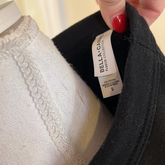 LIKE NEW SUPER SOFT BLACK ‘SPEAK LOVE’ LIPS SWEATSHIRT - SIZE SMALL - Picture 6 of 7